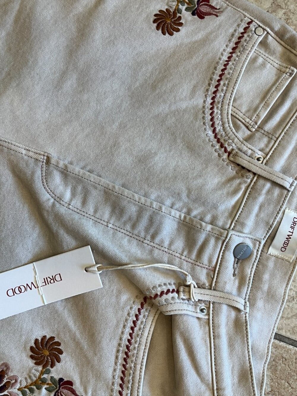 Driftwood Floral Embroidered Barrel Jeans - new with tag. Size 26 - Picture 4 of 9